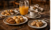 Desayuno servido con café, jugo y pan