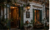 Entrada del hostal en una casona porteña